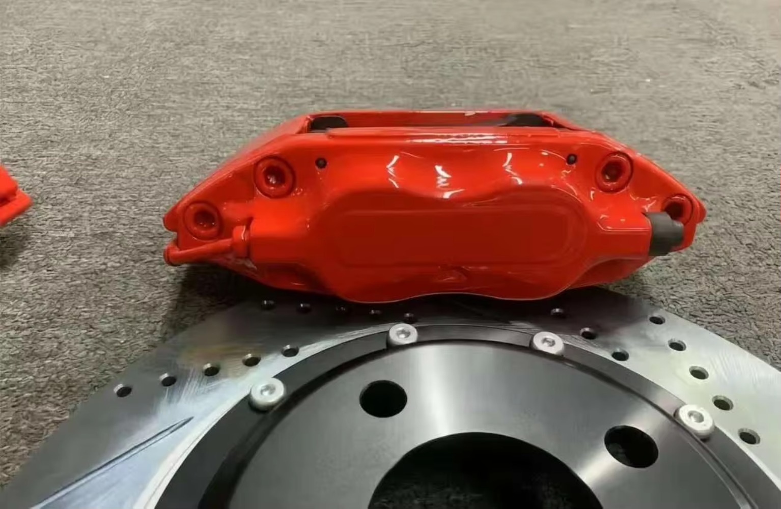 مجموعة فرامل سباق جديدة عالية  - مراجعة Forged Front Brake Caliper 4 Piston وسعره